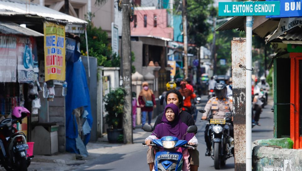 Plang nama Jalan Entong Gendut terpajang di kawasan Condet, Jakarta Timur, Selasa (21/6/2022). [Suara.com/Alfian Winanto]