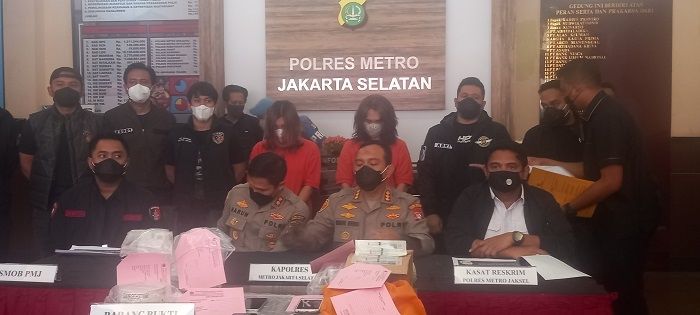 Polres Metro Jakarta Selatan saat merilis penetapan dua transpuan sebagai tersangka dalam kasus suntik silikon maut yang tewaskan mahasiswi di apartemen kawasan Cipulir. (Suara.com/Arga)