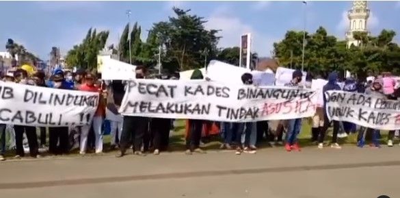 Warga Cilacap berdemo di depan kantor bupati (Instagram/andreli_48)