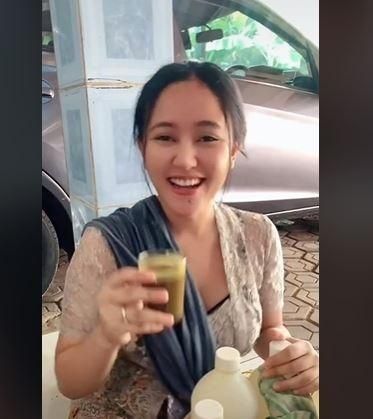 Cewek cantik yang tawarkan jamu kuat ini bikin netizen kesengsem. (TikTok/ @ochiberlian)