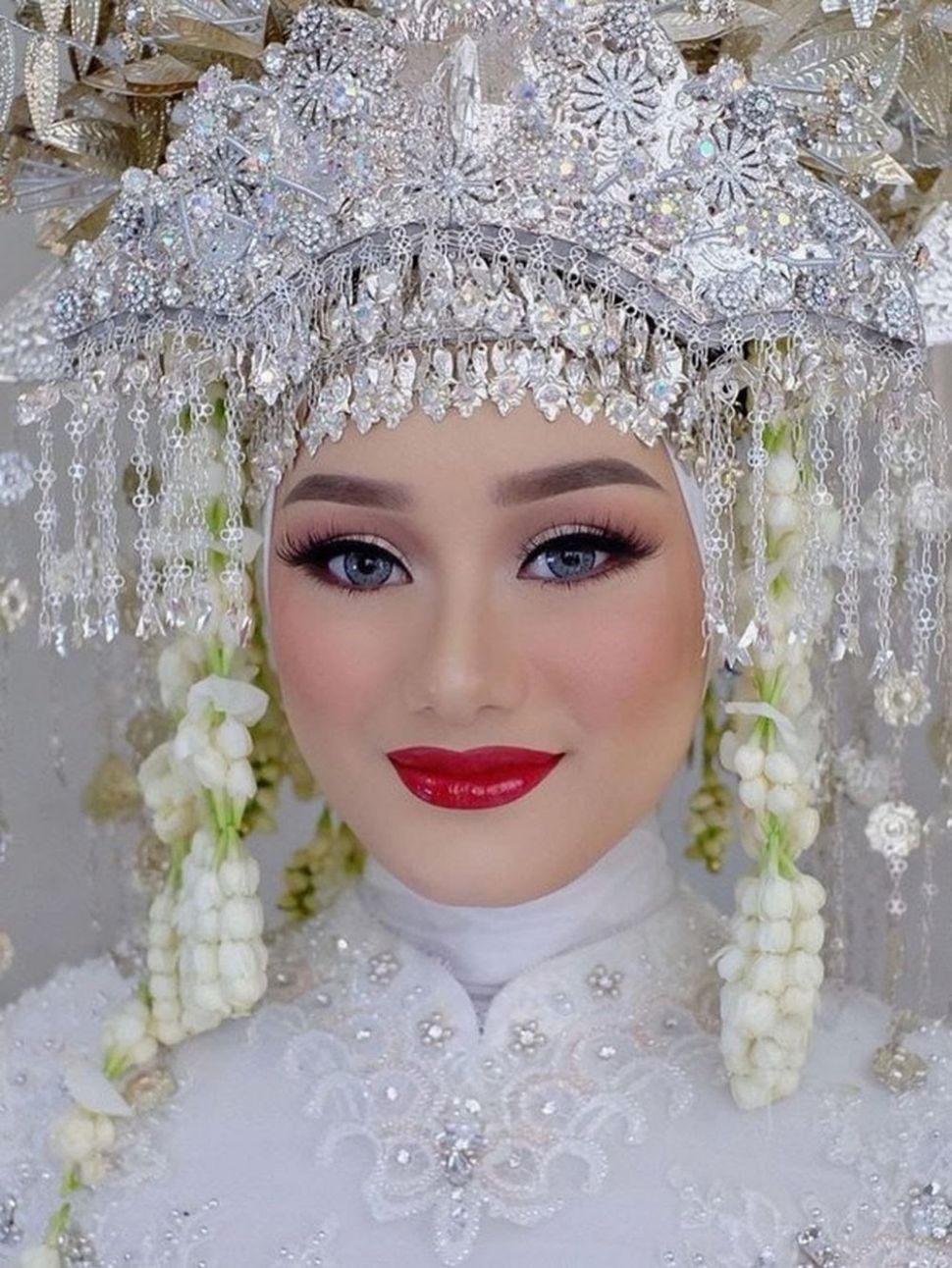  Potret Cantik Artis Pakai Suntiang Saat Menikah (Instagram/@dindahw)