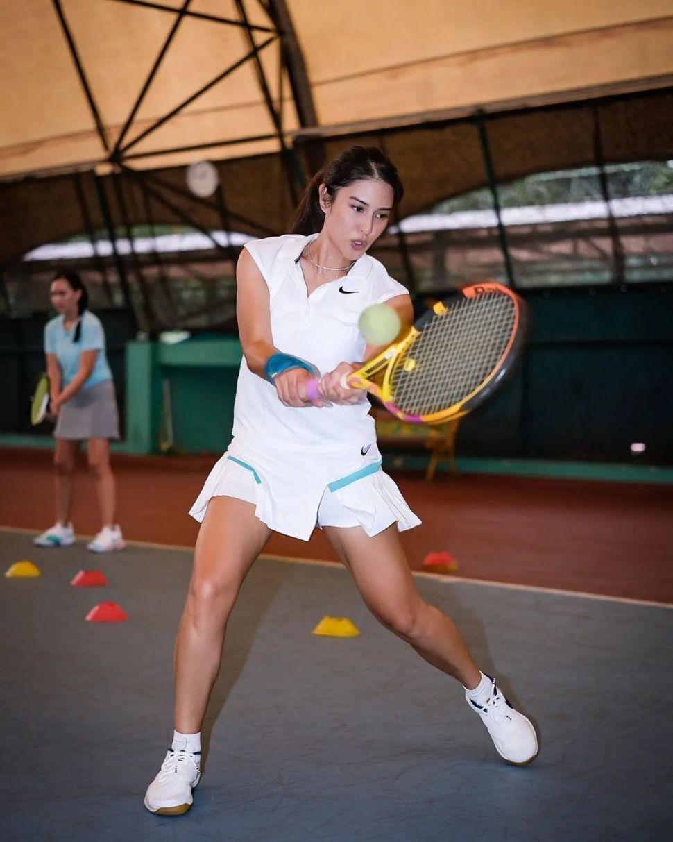 Gaya Dian Sastro Latihan Tenis (instagram/@therealdisastr)