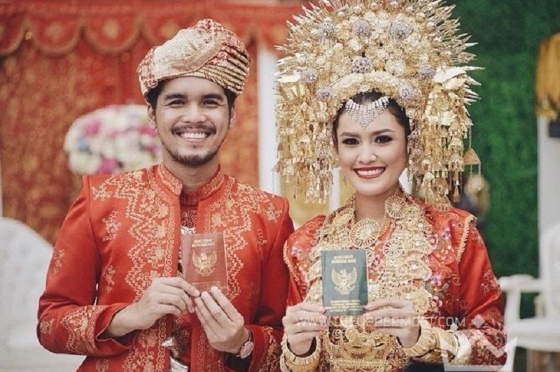   Potret Cantik Artis Pakai Suntiang Saat Menikah (Instagram/@thebridestory)