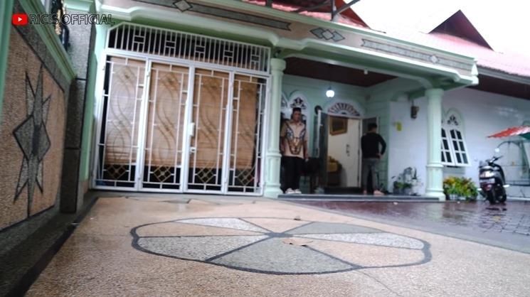 Potret Rumah Mertua Ria Ricis di Aceh (YouTube/Ria Ricis)