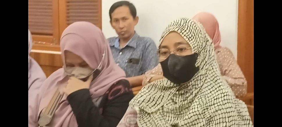 Surati (jilbab kotak-kotak) investor tabung tanah Ustaz Yusuf Mansur ditemui di kawasan Jakarta Selatan pada Rabu (22/6/2022) [Suara.com/Rena Pangesti]