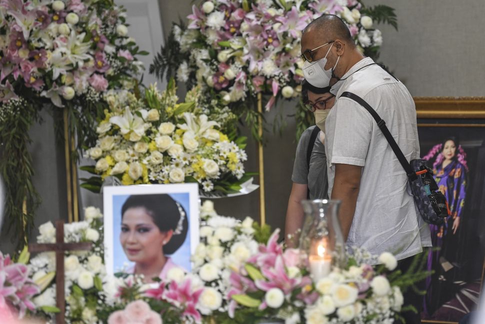 Pelayat berdiri di samping peti jenazah aktris Rima Melati di Rumah Duka Rumah Sakit Pusat Angkatan Darat (RSPAD) Gatot Soebroto, Jakarta, Jumat (24/6/2022). ANTARA FOTO/M Risyal Hidayat