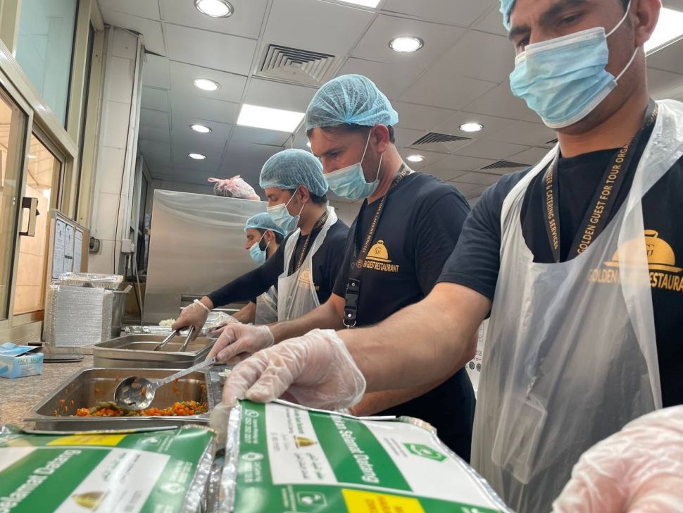Para karyawan Golden Guest mengemas makanan untuk para jemaah haji.(MCH 2022)