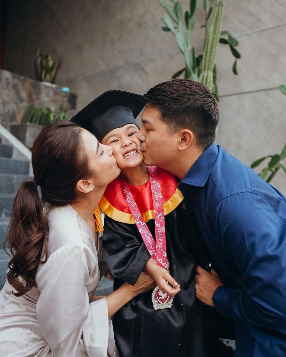 Potret Wisuda Nastusha Anak Chelsea Olivia dan Glenn Alinskie (instagram/@glennalinskie)