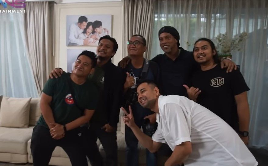 Ronaldinho foto bersam kru Raffi Ahmad [YouTube]