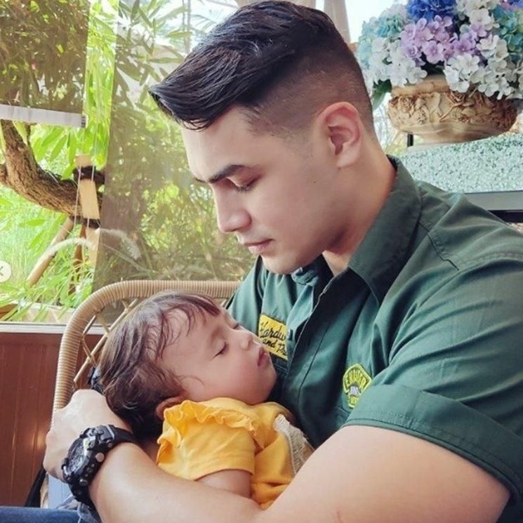 Potret Jonas Rivanno Momong Anak. (Instagram/@jonas.rivanno)
