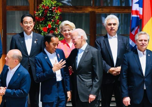 Presiden Joko Widodo atau Jokowi bersenda gurau dengan Presiden Amerika Serikat Joe Biden di acara Konferensi Tingkat Tinggi (KTT) G7 ke-48 di Schloss Elmau, Pegunungan Alpen Bavaria, Jerman, Senin (27/6/2022). (Foto: Laily Rachev - Biro Pers Sekretariat Presiden)