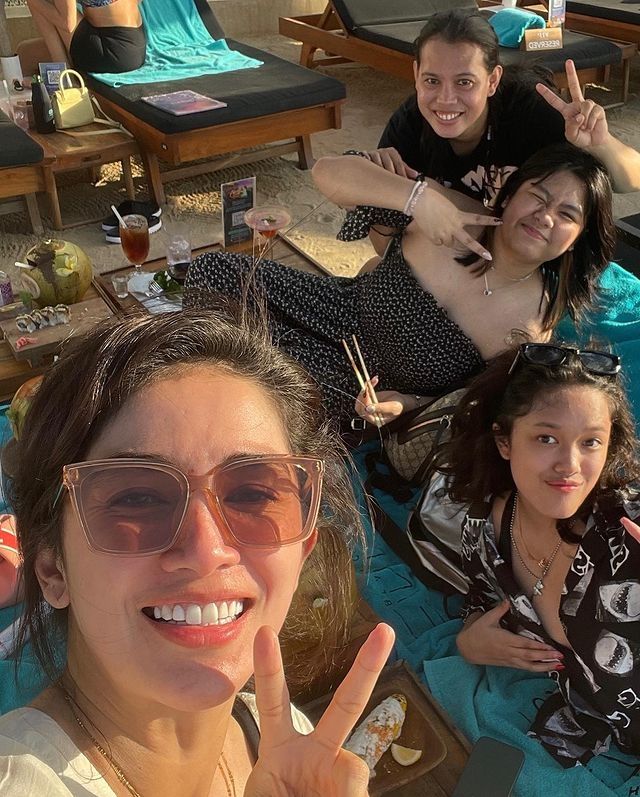 Potret seru Ussy Sulistiawaty bersama Amel dan Syafa saat berlibur di Bali. [Instagram]