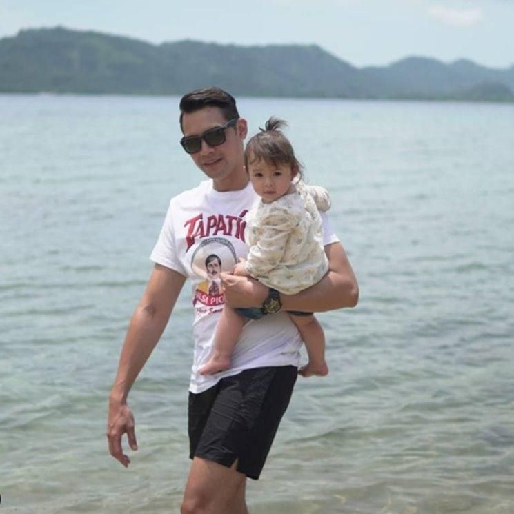 Potret Jonas Rivanno Momong Anak. (Instagram/@jonas.rivanno)