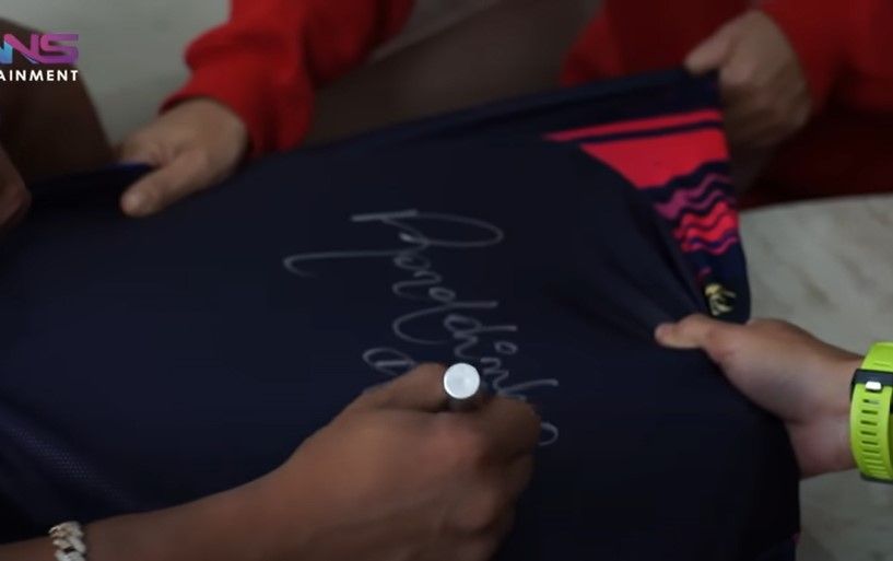 Ronaldinho tanda tangan di jersey [instagram]