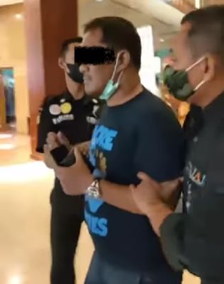 Tangkapan layar video viral pria kekar cabuli anak-anak di mall Bintaro Exchange, Minggu (27/6/2022). [Instagram]