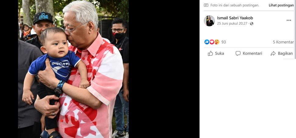 Perdana Menteri Malaysia kenakan baju mahal dari brand Burberry ketika bertemu rakyat, dapat banyak kritikan (Facebook/ismailsabriyaakob)