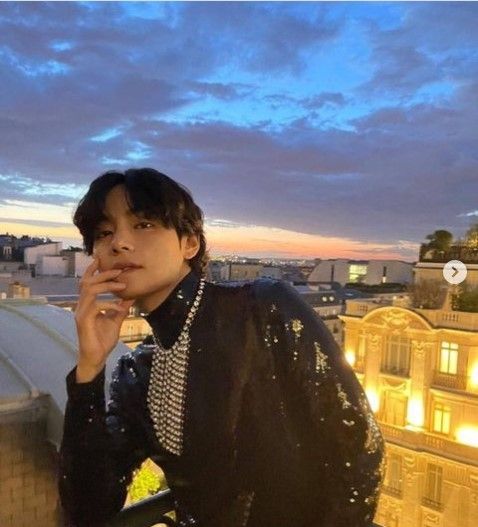 5 OOTD V BTS Selama di Paris, Harganya Nggak Main-main! (Dok: Instagram/thv)