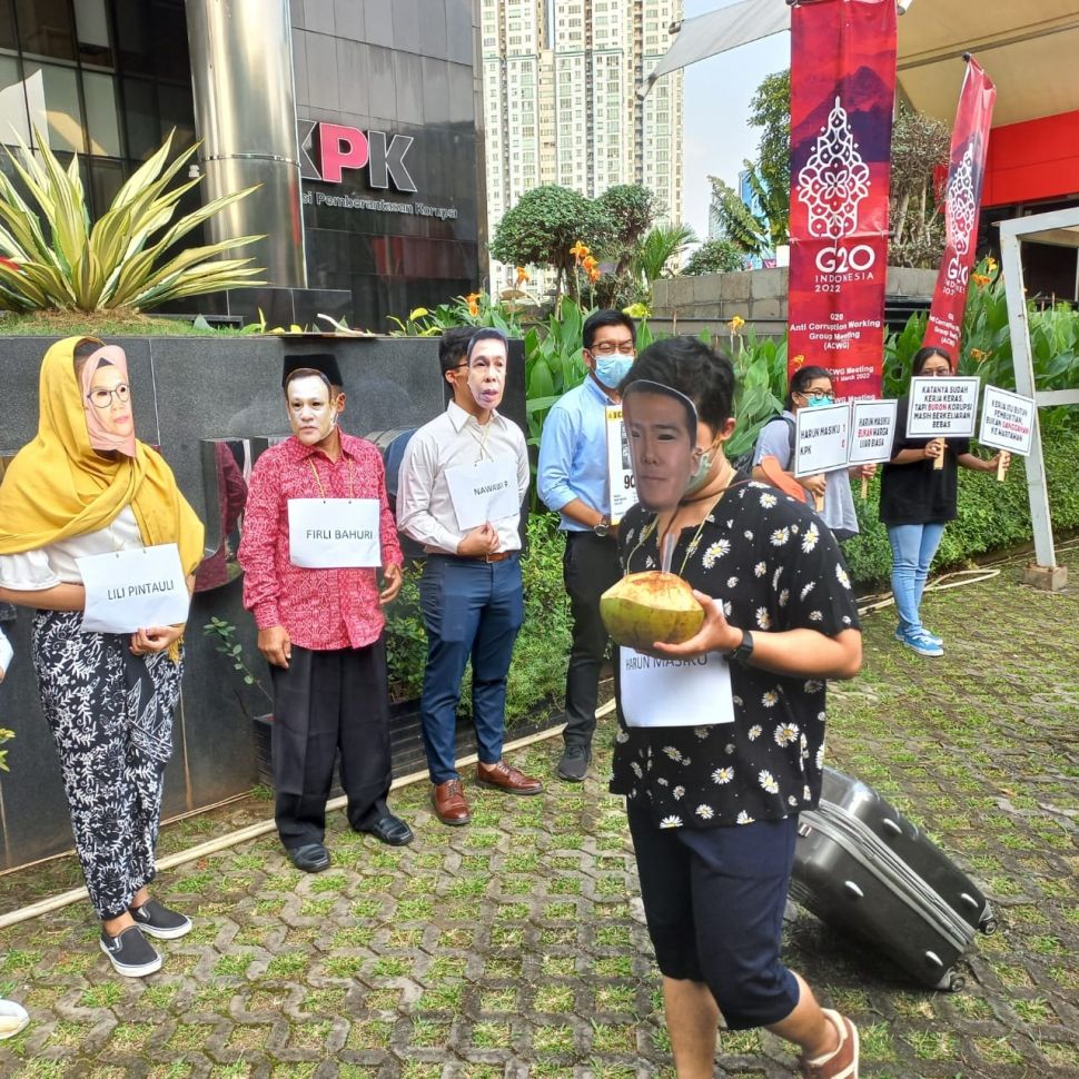 Aktivis ICW menggelar aksi teatrikal di depan Gedung KPK dalam rangka memperingati 900 hari buronnya kader PDI Perjuangan Harun Masiku. [Suara.com/Welly]