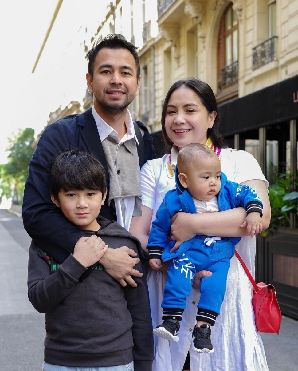 Raffi Ahmad dan Nagita Slavina bersama dua putranya, Rafathar dan Rayyanza Malik Ahmad. [Instagram]