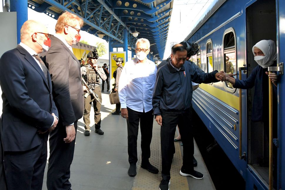 Presiden Joko Widodo (kedua kanan) membantu Ibu Negara Iriana Joko Widodo untuk turun dari kereta saat tiba di Peron 1 Stasiun Central Kyiv, Ukraina, Rabu (29/6/2022). ANTARA FOTO/Biro Pers Setpres