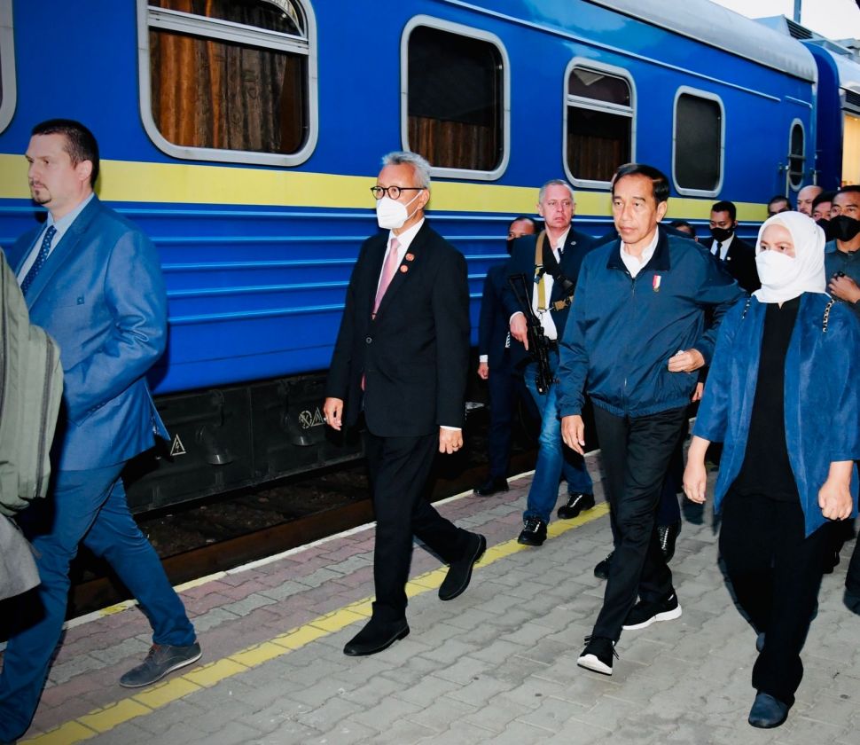 Presiden Jokowi dan Iriana Jokowi saat berjalan peron 4 Stasiun Przemysl Glowny di kota Przemysl, Polandia, Selasa (28/6/2022). (Foto: Laily Rachev-Biro Pers Sekretariat Presiden)