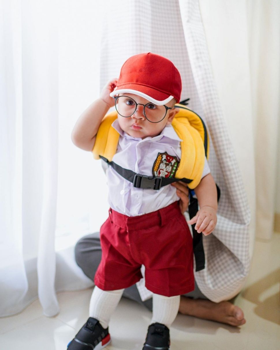 Baby Rayyanza mengenakan seragam sekolah SD dan terlihat sangat menggemaskan. [Instagram]