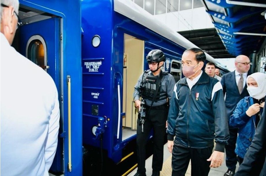 Presiden Joko Widodo beserta rombongan bersiap menaiki kereta luar biasa dari Stasiun Central Kyiv, Ukraina, pada Rabu (29/6/2022), untuk melakukan perjalanan kembali ke Polandia dan bersiap melanjutkan lawatan ke Rusia. [ANTARA/HO-Biro Pers Sekretariat Presiden]