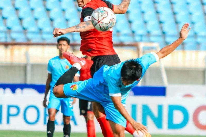 Kapten Semen Padang FC Silvio Escobar saat berjibaku denganpemain Persikab Bandung dalam uji coba jelang kompetisi Liga 2 2022 (ANTARA/ HO MO Semen Padang)
