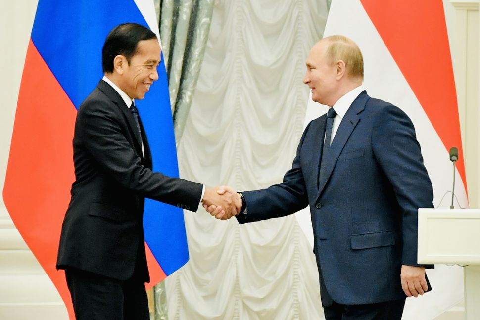 Presiden Joko Widodo (kiri) berjabat tangan dengan Presiden Rusia Vladimir Putin (kanan) usai menyampaikan pernyataan bersama di Istana Kremlin, Moskow, Rusia, Kamis (30/6/2022). ANTARA FOTO/BPMI-Laily Rachev