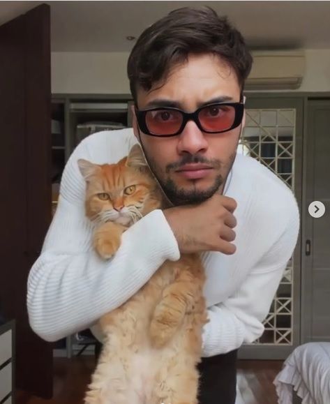 Momen Refal Hady Bareng Kucing Peliharaannya (Instagram/@refalhady)