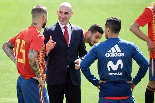 Presiden RFEF Luis Rubiales (tengah) berbicara dengan kapten Timnas Spanyol Sergio Ramos jelang pertandingan uji coba pada 5 Juni 2018. [AFP]