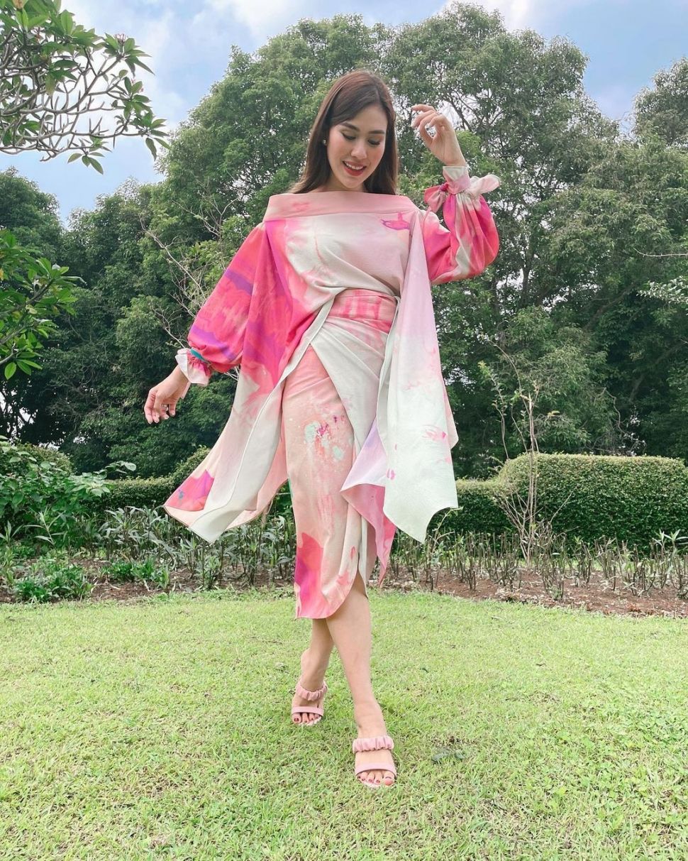 Gaya kondangan Syahnaz Sadiqah (Instagram/@syahnazs)