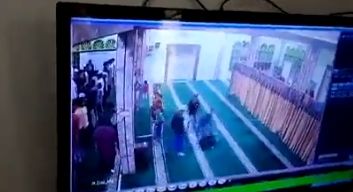 Pria dorong anak-anak di masjid (Twitter/@ndagels)