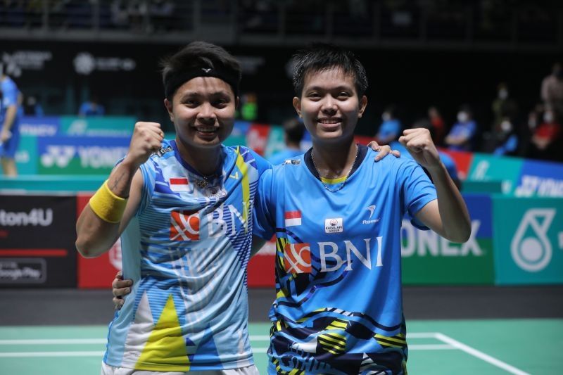 Apriyani Rahayu/Siti Fadia Silva Ramadhanti berpose setelah memenangi babak perempat final Malaysia Open 2022 di Kuala Lumpur, Jumat. ANTARA/Dokumentasi PP PBSI