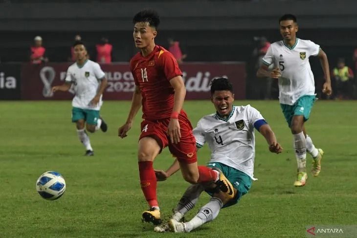 Pesepak bola Tim Nasional Vietnam U-19 Nguyen Van Truong (kiri) berebut bola dengan pesepak bola Timnas Indonesia U-19 Muhammad Ferarri (kanan) dalam laga penyisihan Grup Piala AFF U19 2022 di Stadion Patriot Chandrabhaga, Bekasi, Jawa Barat, Sabtu (2/7/2022). ANTARA FOTO/ Fakhri Hermansyah/rwa. (ANTARA FOTO/Fakhri Hermansyah)