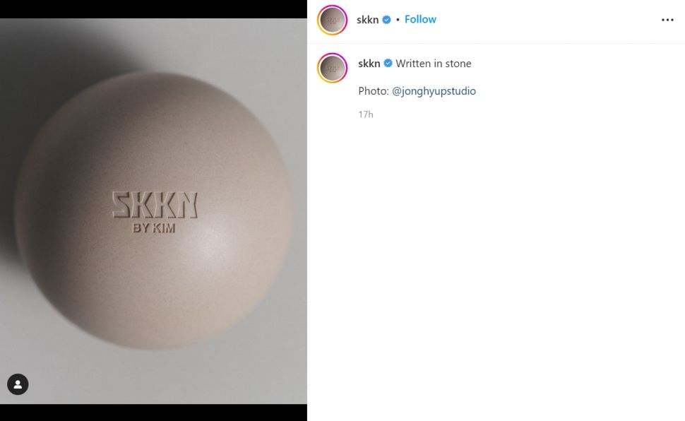 Kim Kardashian yang harus menghadapi gugatan hukum atas brand kencantikan miliknya, Skkn (Instagram/skkn)