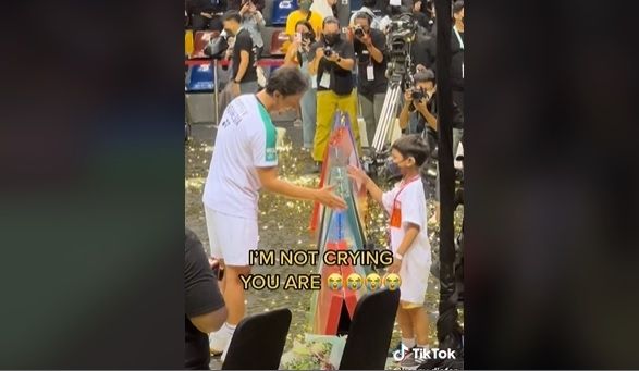 Vincent Rompies saat melakukan tos dengan sang anak usai memenangkan pertandingan Tepok Bulu. (TikTok/@kenny.djafar)