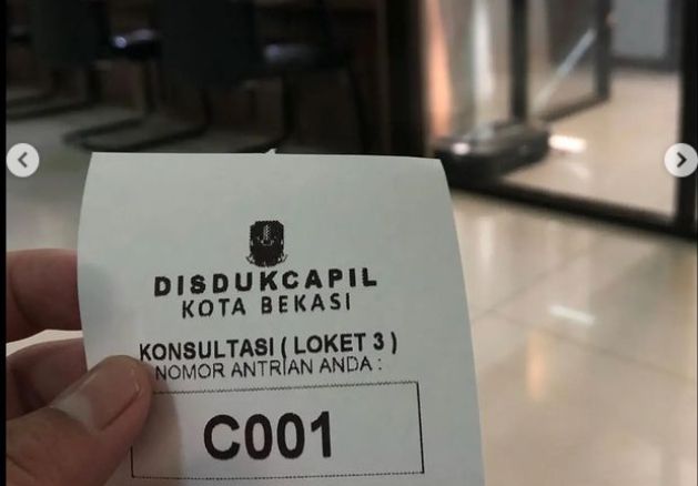 Seorang warga Kota Bekasi sekaligus pengguna media sosial Instagram, mengunggah curhatan betapa susahnya mengurus Kartu Tanda Penduduk alias KTP di daerah tersebut. [Instagram]