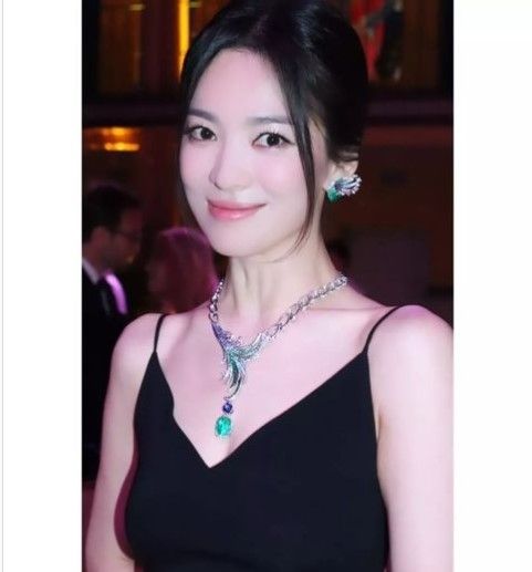 5 Gaya Menawan Song Hye Kyo Hadiri Acara Brand Perhiasan Paris, Disebut Bak Seorang Dewi. (Dok: Instagram/songhyekyozone)