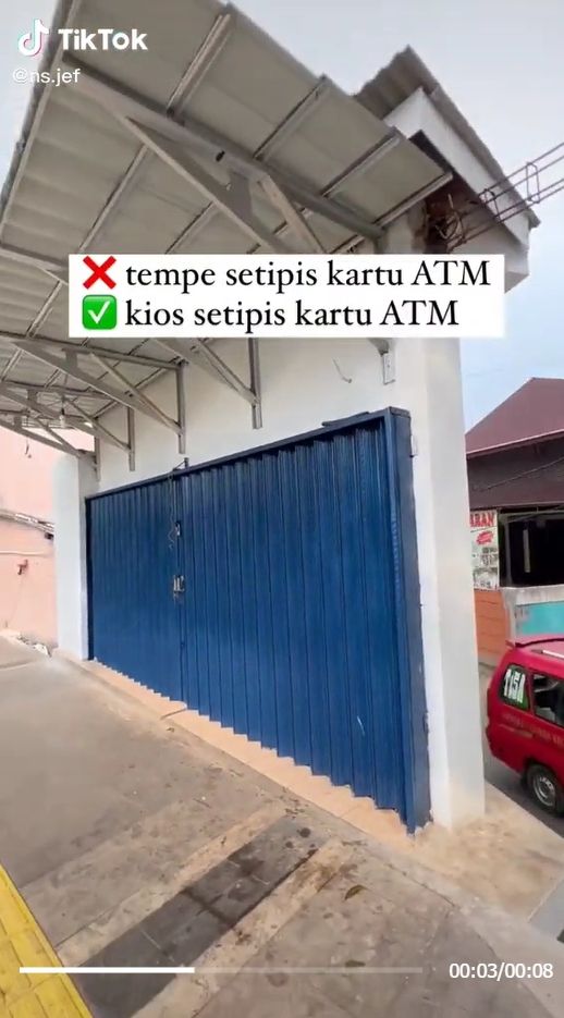 Seorang warganet menemukan bentuk bangunan kios berbentuk unik karena tidak seperti kebanyakan toko lainnya. Warganet menjuluki kios itu seperti pintu kemana saja dalam film kartun Doraemon. [TikTok]