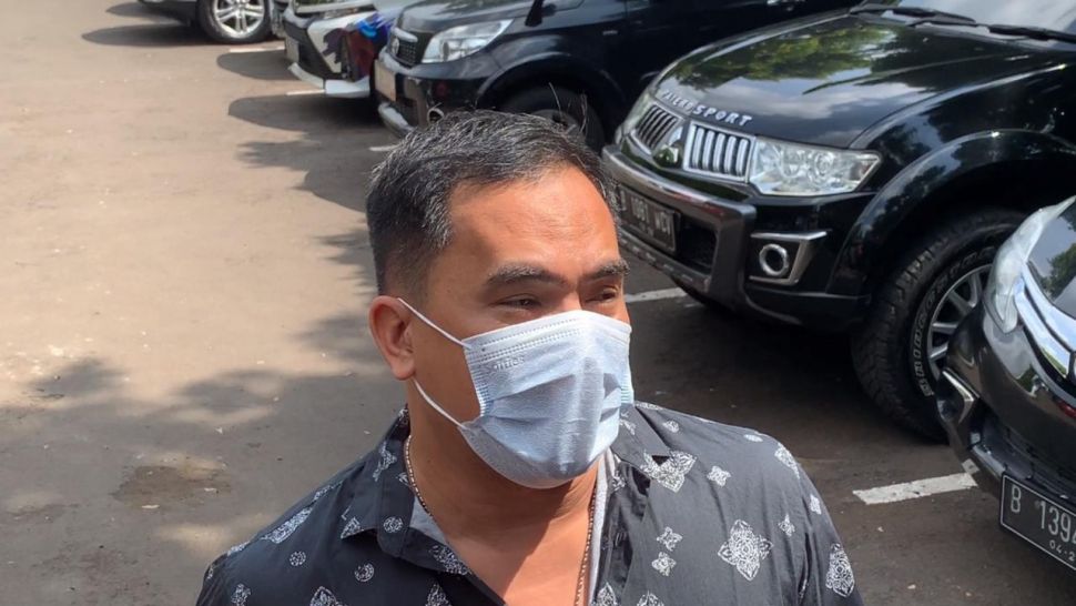 Saipul Jamil saat datang ke Pengadilan Agama Jakarta Selatan untuk mendukung Dewi Perssik dan Angga Wijaya [Suara.com/Adiyoga Priyambodo]