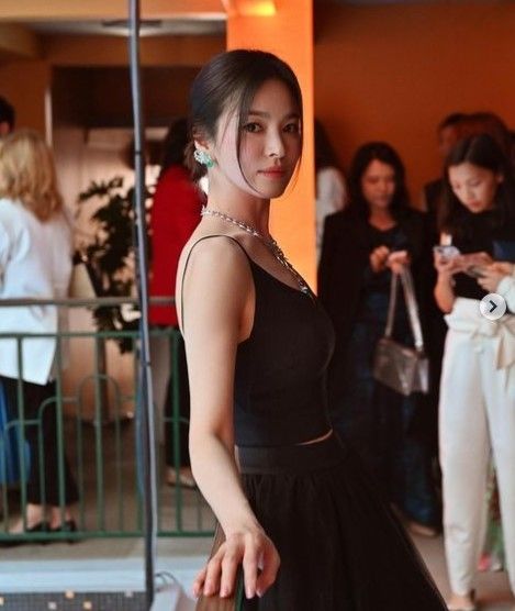 5 Gaya Menawan Song Hye Kyo Hadiri Acara Brand Perhiasan Paris, Disebut Bak Seorang Dewi. (Dok: Instagram/songhyekyozone)