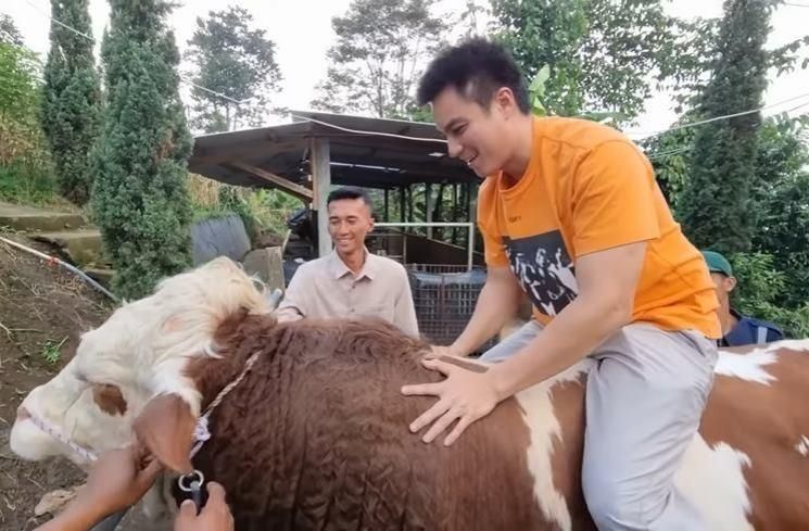 Momen Baim Wong Cari Sapi Kurban (YouTube/Baim Paula)