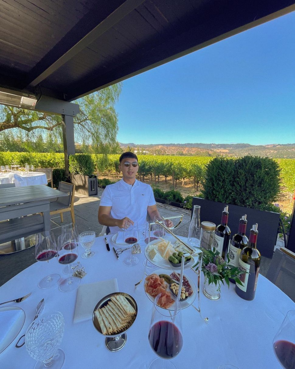 Gaya Indra Priawan saat berlibur di kebun anggur Napa Valley di California, Amerika Serikat. [Instagram]