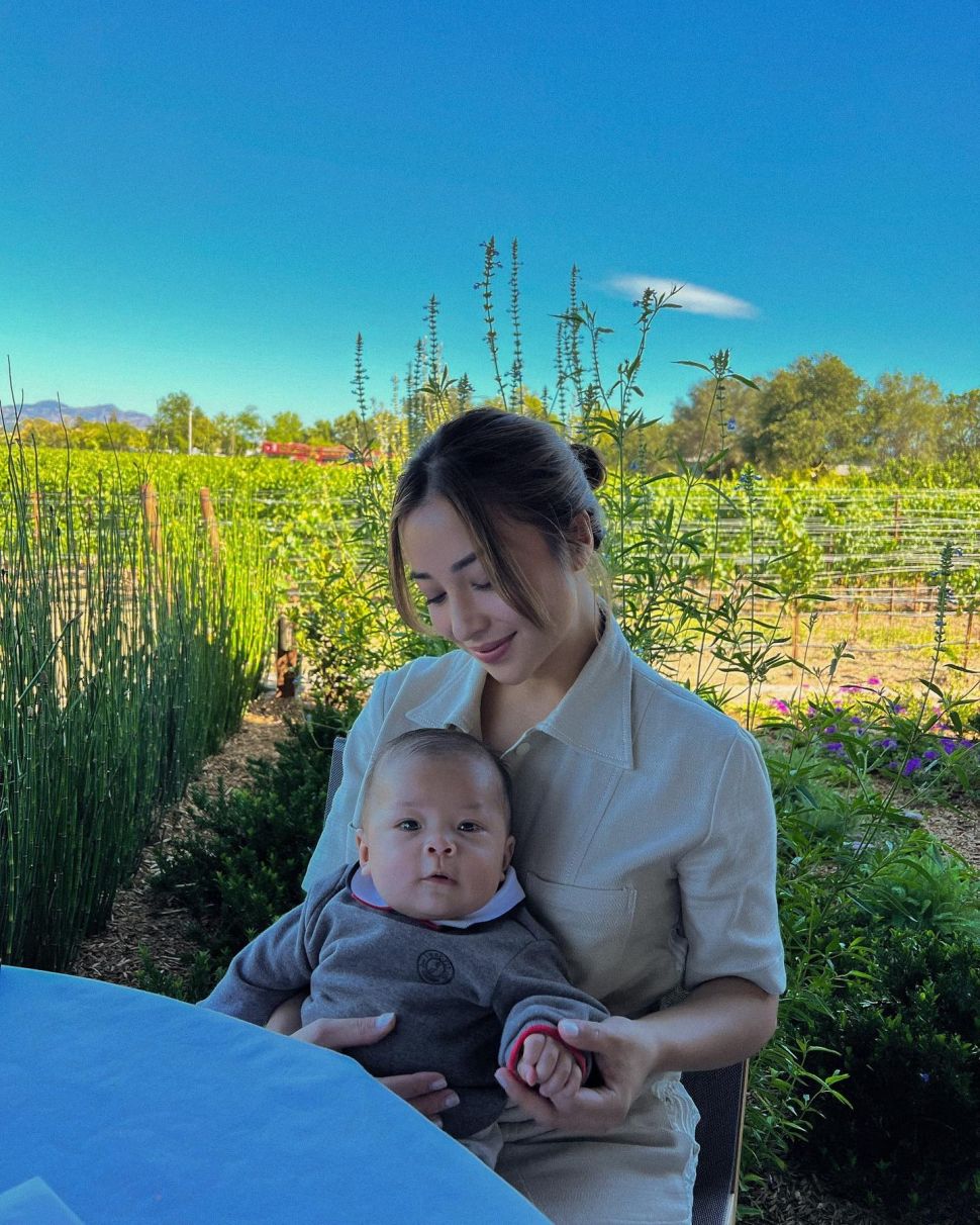 Nikita Willy dan Baby Izz liburan di kebun anggur Napa Valley di California, Amerika Serikat. [Instagram] 