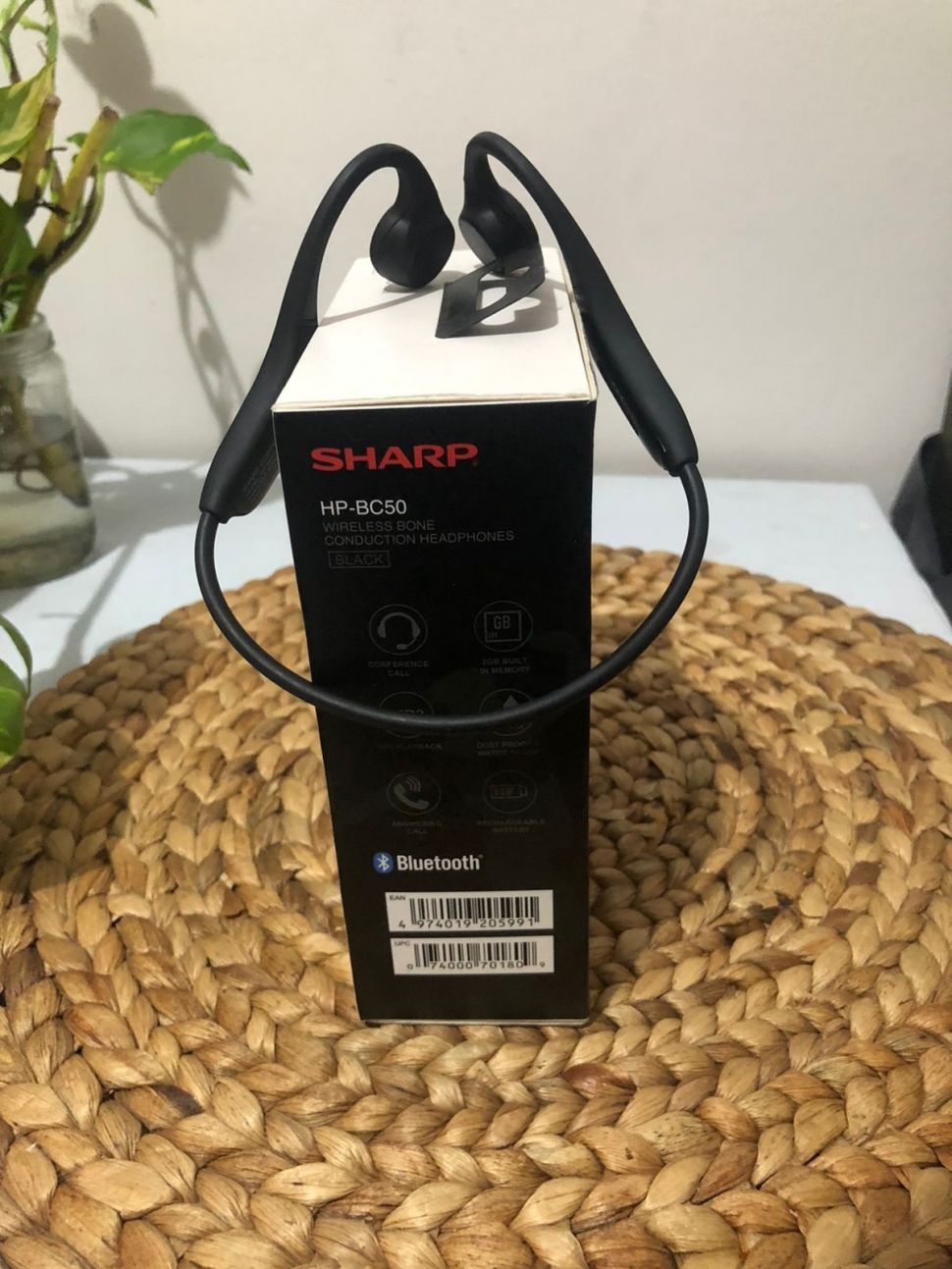 Sharp Wireless Bone Conduction HP-BC50. [Suara.com/Dythia Novianty] 