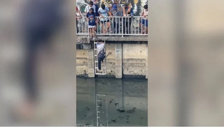 Heboh Disangka Mayat Mengambang di Sungai Kotor, Ternyata Lelaki Tua Lagi Meditasi. (Dok: Oddity Central)