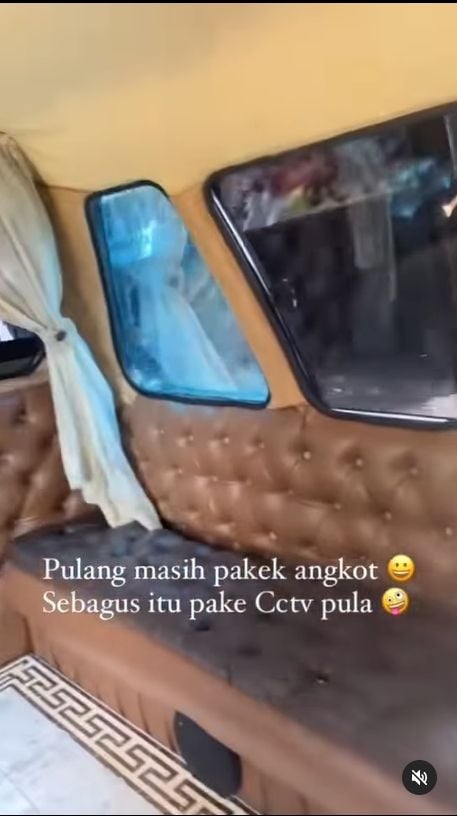 Warganet dibuat terpana oleh penampakan mobil angkutan kota alias angkot yang interiornya ditata seperti mobil mewah. [Instagram]