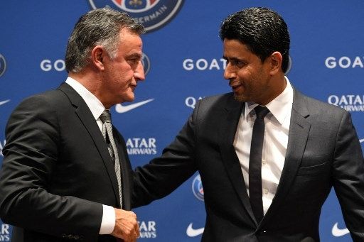 Presiden PSG Nasser Al-Khelaifi (kanan) resmi memperkenalkan Christophe Galtier sebagai pelatih baru dalam sebuah acara yang digelar di Parc des Princes, Paris, Prancis, Kamis (5/7/2022). [AFP]