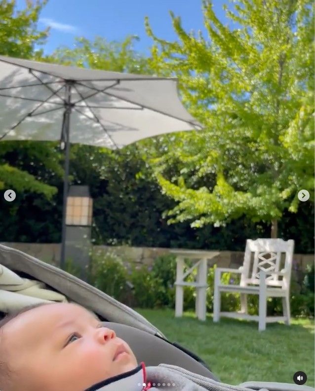 Nikita Willy dan Baby Izz santai saat berlibur di kebun anggur Napa Valley, California, Amerika, Serikat. [Instagram]